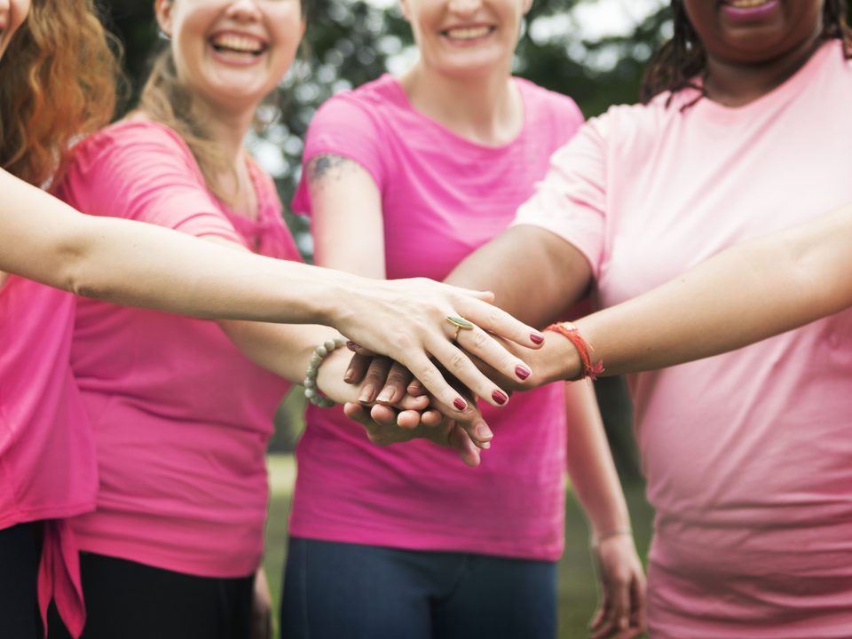 Mulheres unidas contra o câncer de mama no Outubro rosa