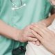 Endometriose: médica aperta as mãos de paciente.