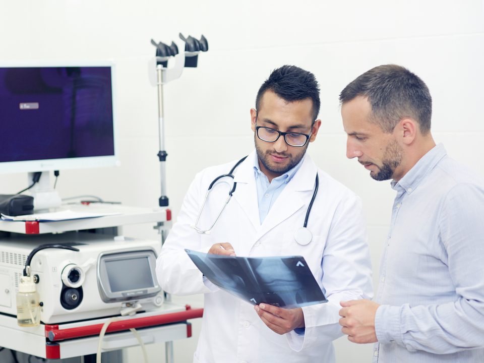 Tipos de ultrassonografia: médicos avaliam exama de imagem.