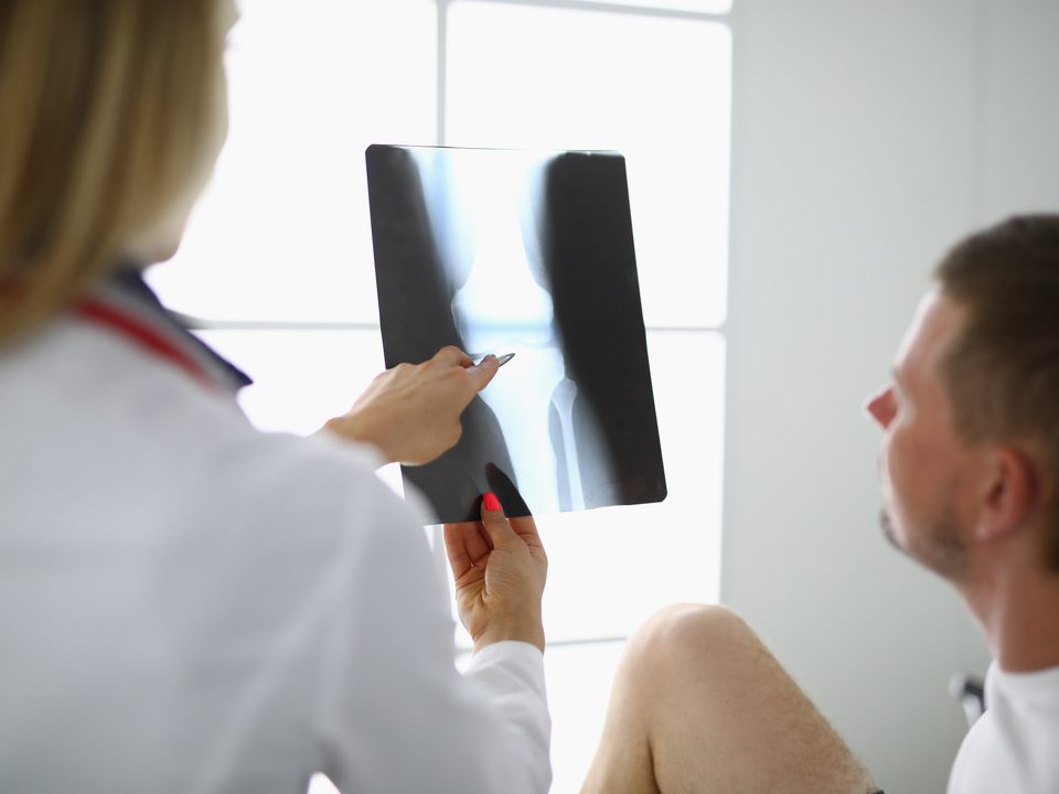 Tomografia computadorizada: médico e paciente observam exame.