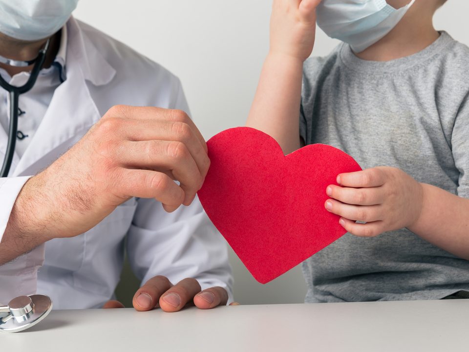 criança e doutor segurando coração fazendo alusão ao atendimento humanizado