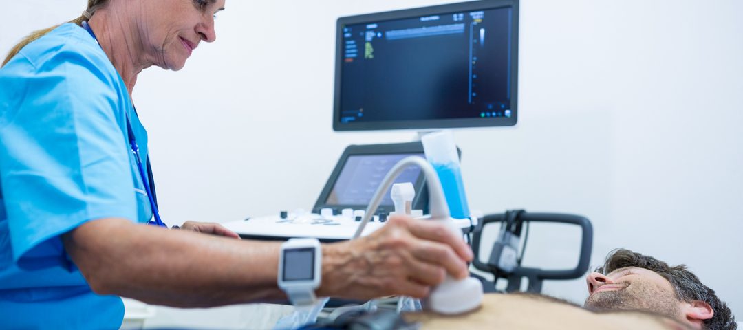 Exame ultrassonográfico: homem realizando o exame ultrassonográfico com médica