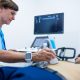 Exame ultrassonográfico: homem realizando o exame ultrassonográfico com médica