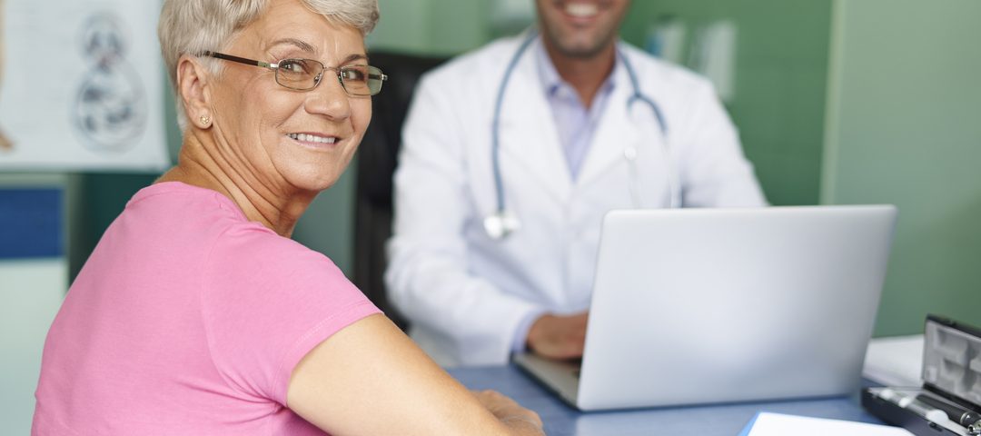 exames de rotina: senhora e doutor sorrindo em consulta