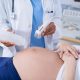 doutor passando gel para ultrassom em mulher grávida