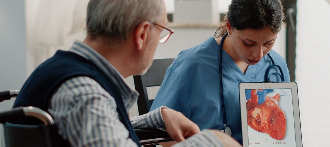 Doenças crônicas: Médica mostrando exame para paciente