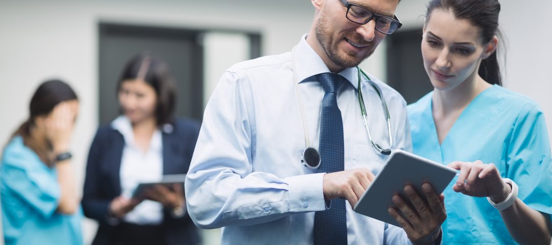 clínicas de exames de imagem: pessoas conversando em consultório