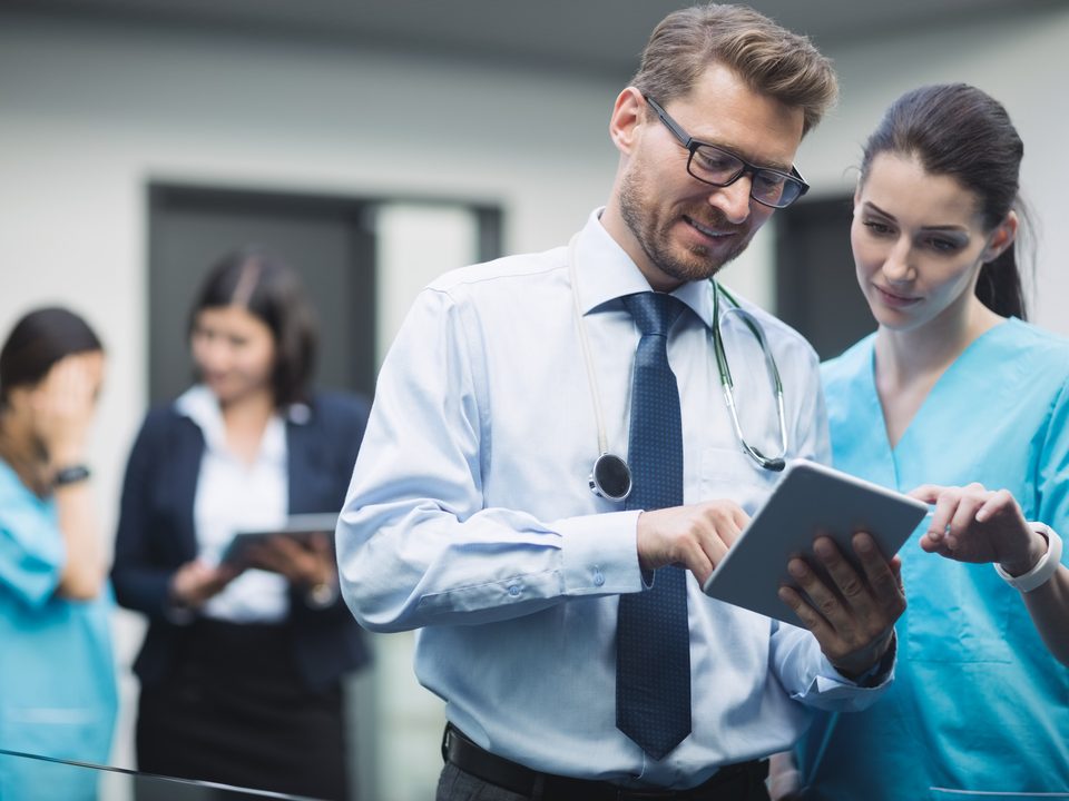 clínicas de exames de imagem: pessoas conversando em consultório