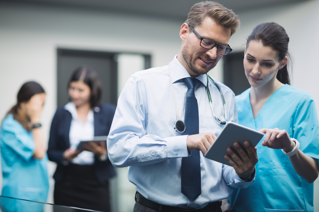 clínicas de exames de imagem: pessoas conversando em consultório