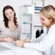 medicina da mulher: doutora receitando para paciente
